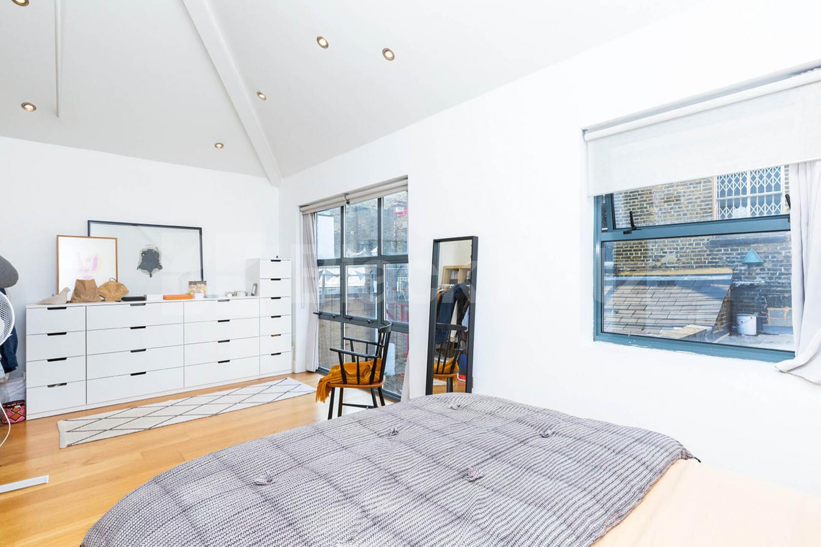 Large studio space with balcony and roof terrace in the heart of Bethnal Green Bethnal Green Road, Bethnal Green 